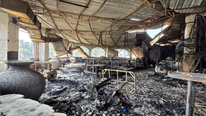 Τουλάχιστον 25 σκοτώνονται από πυρκαγιά σε δημοφιλές νυχτερινό κέντρο στην Τουλάχιστον 25 σκοτώνονται από πυρκαγιά σε δημοφιλές νυχτερινό κέντρο στην πολιτεία Γκόα της Ινδίας, σύμφωνα με αξιωματούχους
| presscode.gr