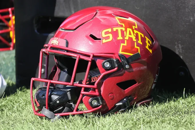 Big 12 πρόστιμα Iowa State, Kansas State 500.000 $ το Big 12 πρόστιμα Iowa State, Kansas State 500.000 $ το καθένα για την εξαίρεση από τα παιχνίδια μπολ, δηλώνοντας την αλλαγή προπονητή ως μη βιώσιμο λόγο
| presscode.gr