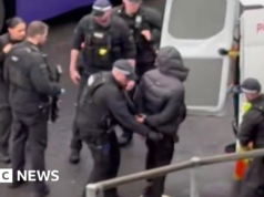 Άνδρας συνελήφθη αφού άτομα ψέκασαν με σπρέι πιπεριού στο Χίθροου
| presscode.gr Άνδρας συνελήφθη αφού άτομα ψέκασαν με σπρέι πιπεριού στο Χίθροου
| presscode.gr