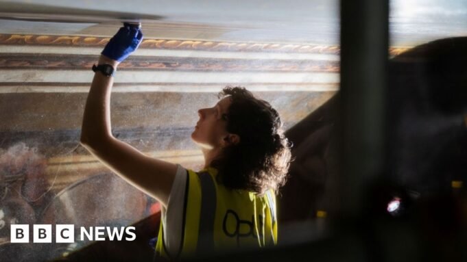 Αναζητήστε εργάτες που έγραψαν ονόματα στην οροφή του Παλατιού | Αναζητήστε εργάτες που έγραψαν ονόματα στην οροφή του Παλατιού
| presscode.gr