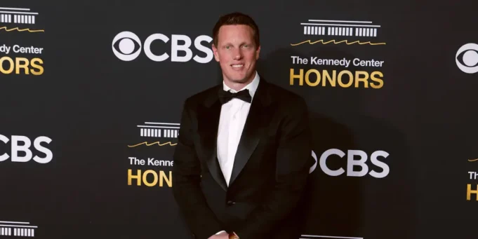 Γνωρίστε τον David Ellison, τον 42χρονο CEO της Paramount Skydance που προσπαθεί να ρίξει ένα κλειδί μαϊμού στο σχέδιο του Netflix
| presscode.gr