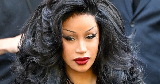 Η Cardi B αποκαλύπτει 4 νέα δερματικά εμφυτεύματα στο λαιμό και στο κάτω μέρος της πλάτης της
| presscode.gr