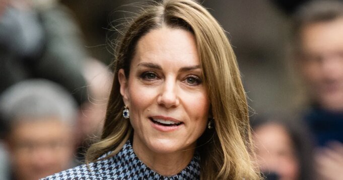 Η Kate Middleton κάνει το ντεμπούτο της τεράστιας νέας τιάρας Η Kate Middleton κάνει το ντεμπούτο της τεράστιας νέας τιάρας με τον πρίγκιπα William
| presscode.gr