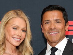 Η Kelly Ripa, ο Mark Consuelos αποκαλύπτουν ότι τα παιδιά κόπηκαν από την παράδοση των διακοπών
| presscode.gr Η Kelly Ripa, ο Mark Consuelos αποκαλύπτουν ότι τα παιδιά κόπηκαν από την παράδοση των διακοπών
| presscode.gr