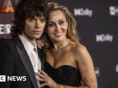 Η Miley Cyrus επιβεβαιώνει τον αρραβώνα με τον μουσικό Maxx Morando
| presscode.gr Η Miley Cyrus επιβεβαιώνει τον αρραβώνα με τον μουσικό Maxx Morando
| presscode.gr