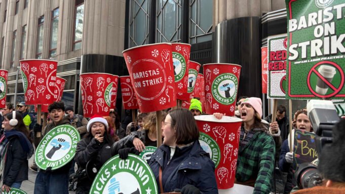 Η Starbucks Workers United πραγματοποιεί συγκέντρωση στη Νέα Υόρκη καθώς οι απεργίες συνεχίζονται για τρίτη εβδομάδα
| presscode.gr