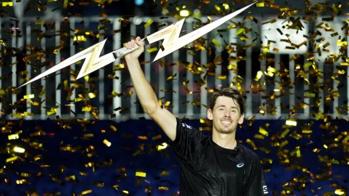 Ο De Minaur γίνεται το πρώτο άτομο που κερδίζει τρεις Ο De Minaur γίνεται το πρώτο άτομο που κερδίζει τρεις απόλυτες αναμετρήσεις τένις
| presscode.gr