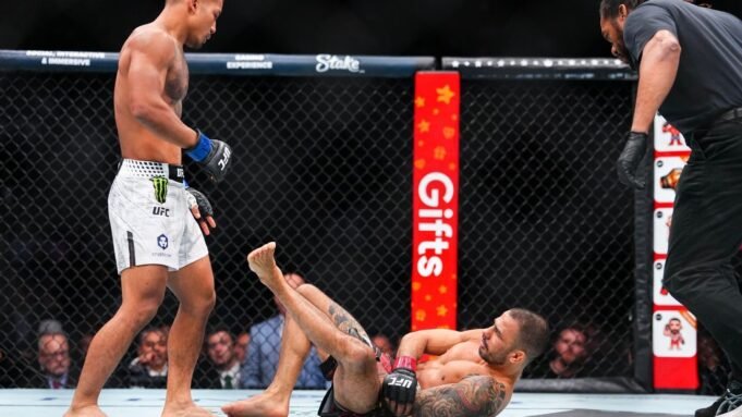 Ο Pantoja τραυματίστηκε στα πρώτα δευτερόλεπτα. Ο Βαν κερδίζει τον Ο Pantoja τραυματίστηκε στα πρώτα δευτερόλεπτα. Ο Βαν κερδίζει τον τίτλο
| presscode.gr