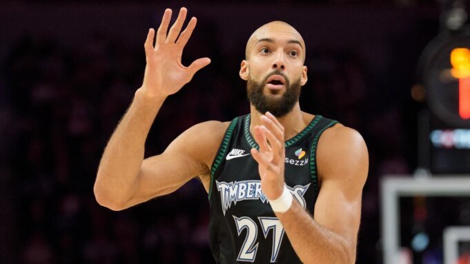 Ο Ρούντι Γκόμπερτ εκτινάχθηκε μετά από αγκωνιές του παίκτη των Σανς στα πλευρά
| presscode.gr