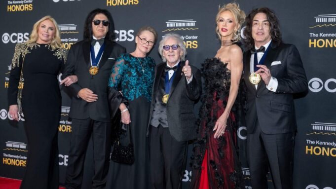 Τα αφιερώματα, όχι τα πολιτικά, παίζουν στο επίκεντρο καθώς ο Τα αφιερώματα, όχι τα πολιτικά, παίζουν στο επίκεντρο καθώς ο Πρόεδρος Τραμπ φιλοξενεί την τελετή τιμών στο Κέντρο Κένεντι
| presscode.gr