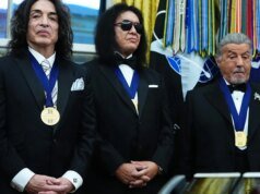 Φιλί, ο Sylvester Stallone έλαβε μετάλλια σε οβάλ γραφείο εν όψει της τελετής τιμών στο Κέντρο Κένεντι
| presscode.gr Φιλί, ο Sylvester Stallone έλαβε μετάλλια σε οβάλ γραφείο εν όψει της τελετής τιμών στο Κέντρο Κένεντι
| presscode.gr