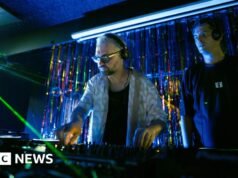 Χορευτική μουσική και βελάκια: Το κοινωνικό κλαμπ αγκαλιάζει την κουλτούρα των DJ
| presscode.gr Χορευτική μουσική και βελάκια: Το κοινωνικό κλαμπ αγκαλιάζει την κουλτούρα των DJ
| presscode.gr