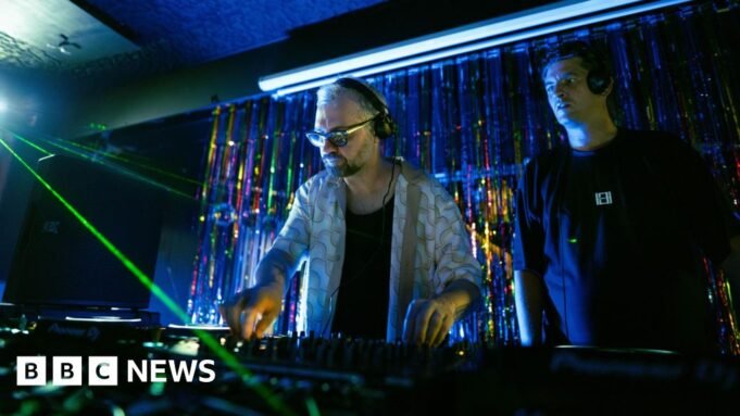 Χορευτική μουσική και βελάκια: Το κοινωνικό κλαμπ αγκαλιάζει την κουλτούρα Χορευτική μουσική και βελάκια: Το κοινωνικό κλαμπ αγκαλιάζει την κουλτούρα των DJ
| presscode.gr